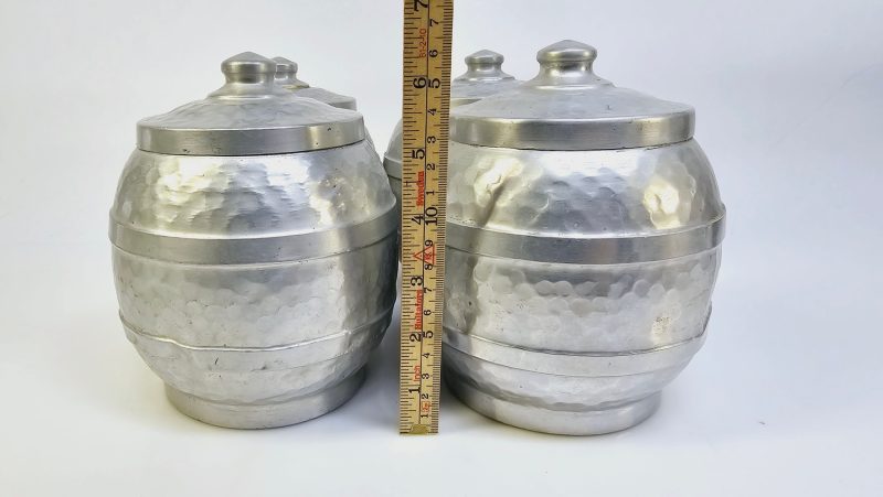 Charmigt set med fyra vintageburkar i hamrad aluminium – tidlös design