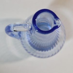 Karaff utan propp i blått glas Räfflad
