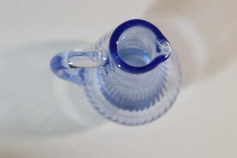 Karaff utan propp i blått glas Räfflad