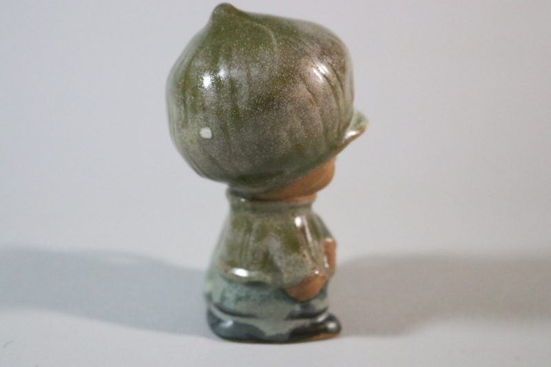 Figurin med ljusstake i glaserad keramikt,  Japan
