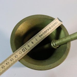 MORTEL I MÄSSING med stöt, märkt "5"; 18/1900-tal