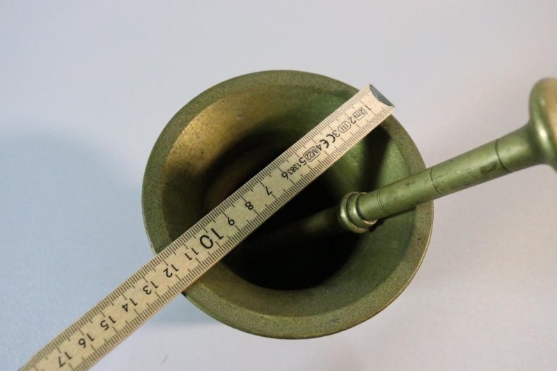 MORTEL I MÄSSING med stöt, märkt "5"; 18/1900-tal