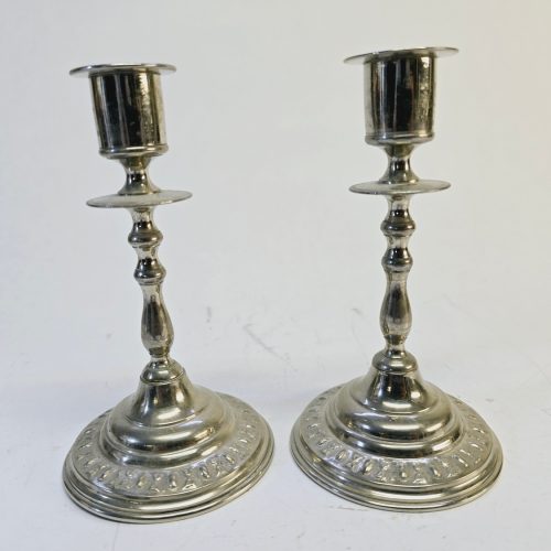 Elegant Silverfärgade Ljusstakar - Tidlös Charm för Din Inredning