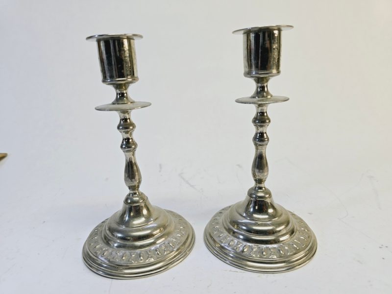 Elegant Silverfärgade Ljusstakar - Tidlös Charm för Din Inredning