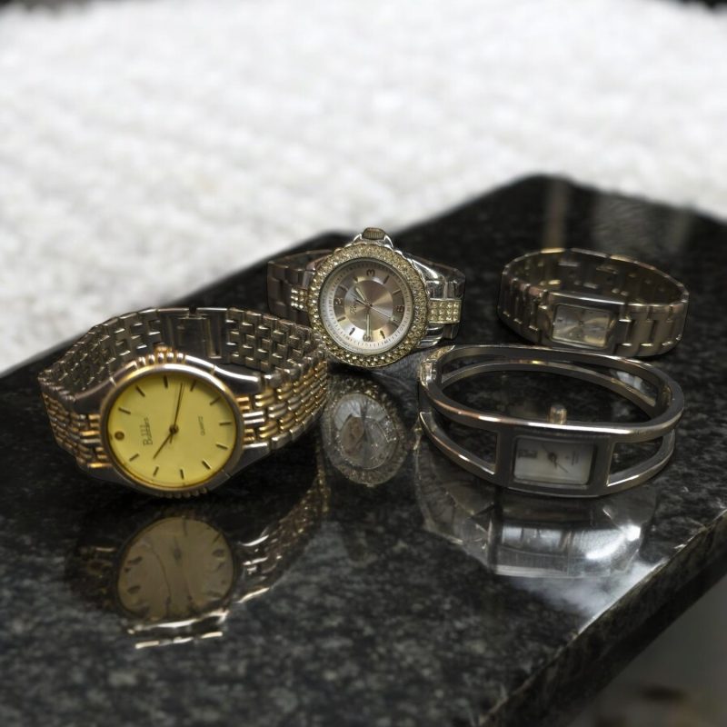 Elegant klockset med märken som O.N.E, Regal och Bubbles