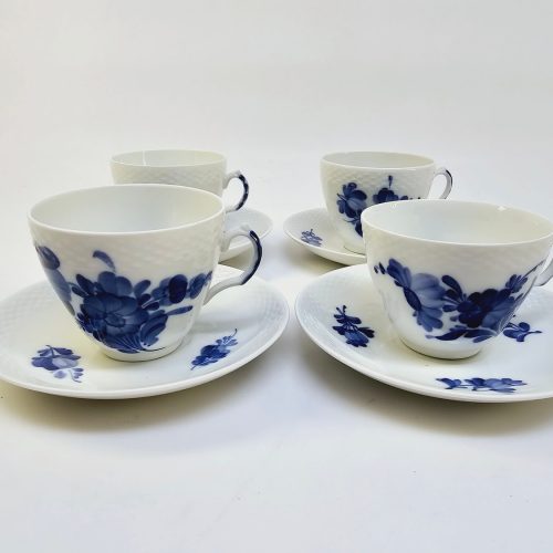 Fyra Eleganta Royal Copenhagen Blue Flower-koppar med fat – tidlös skönhet