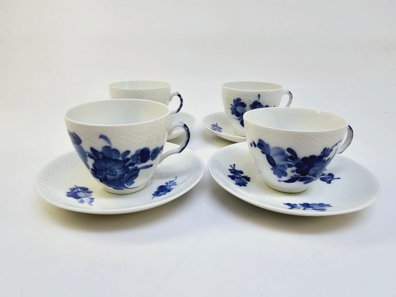 Fyra Eleganta Royal Copenhagen Blue Flower-koppar med fat – tidlös skönhet