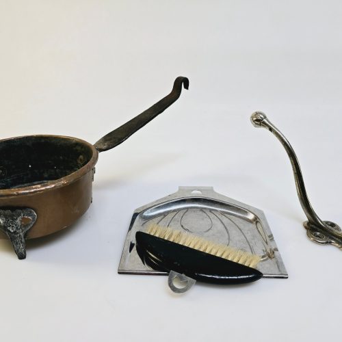 Charmigt vintage-set med kopparpanna, borste och krok
