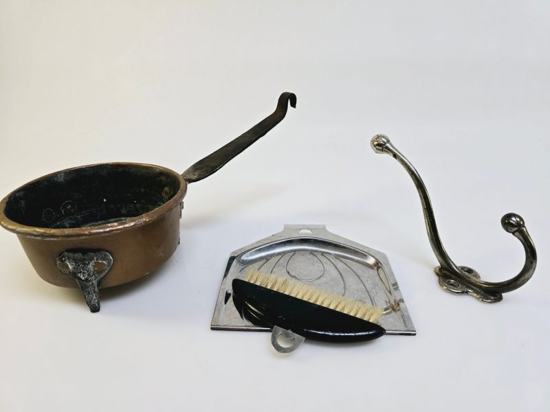 Charmigt vintage-set med kopparpanna, borste och krok