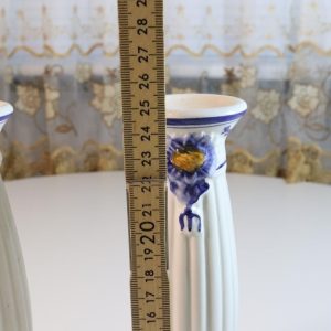 2st ljusstakar, vita med blomdekor, 25cm