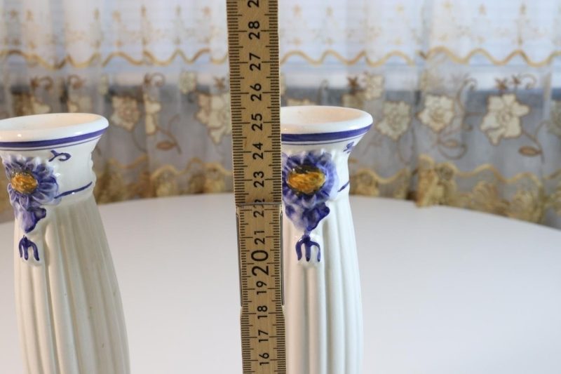 2st ljusstakar, vita med blomdekor, 25cm