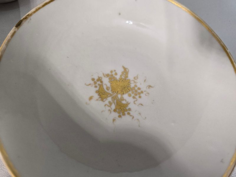 RISSKÅLAR MED FAT, Kina, 5 delar, porslin med gulddekor, Qingdynastin