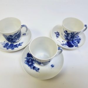Klassiska Blåblommiga Koppar från Royal Copenhagen – Set om Tre