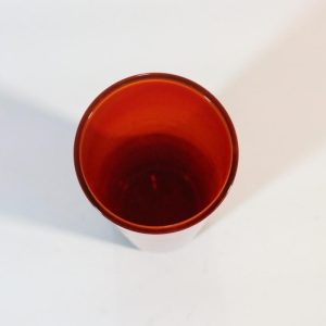 Cylinderformad glasvas, röd övergående mot orange/gul på mynningen