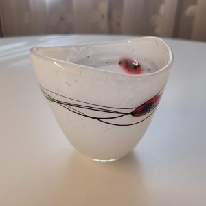 flerfärgad skål, troligen Johansfors Glasbruk
