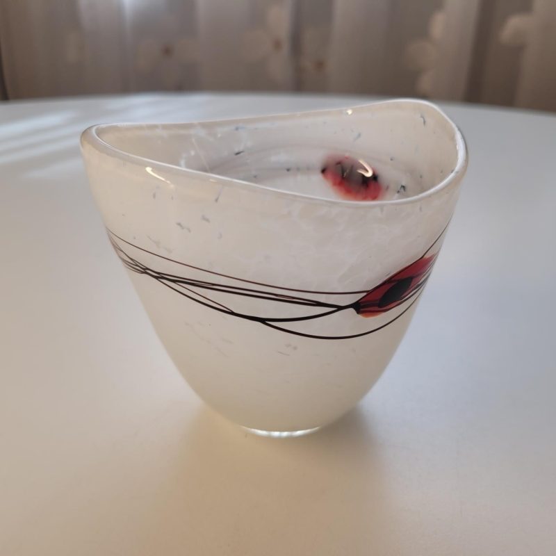flerfärgad skål, troligen Johansfors Glasbruk