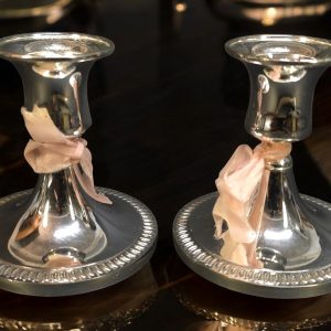 Eleganta Ljusstakar i Silver – Tidlös Skönhet för Hemmet