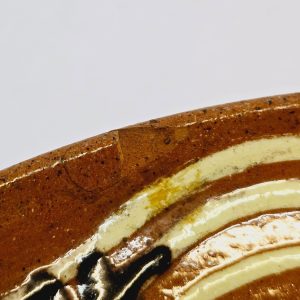 Lergodsfat från Svensk Lerkonst – Handmålat med Fågelmotiv, Ø 26 cm