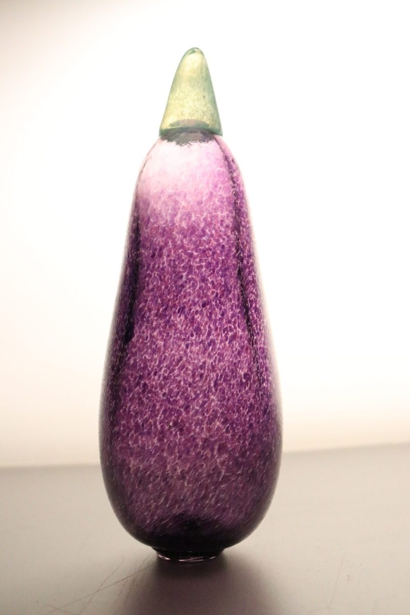 Unik handblåst glasdekoration i form av en aubergine – ca 20 cm