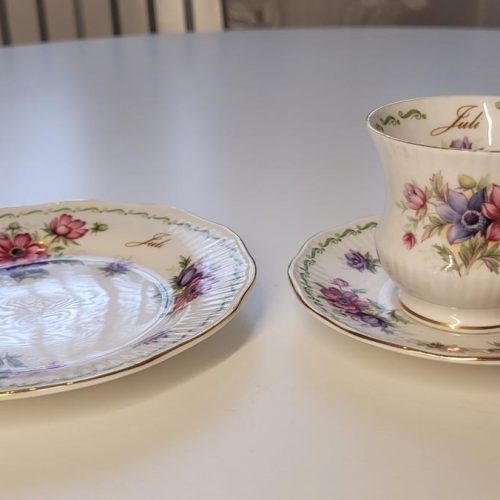 Kopp- och fat samt assiett med blommor (JULI) av ROSINA-QUEENS Anenome