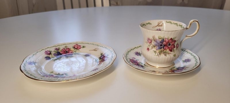 Kopp- och fat samt assiett med blommor (JULI) av ROSINA-QUEENS Anenome