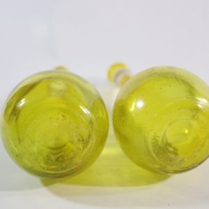 Två Eleganta Gula Glasvaser – Retro Charm för Ditt Hem