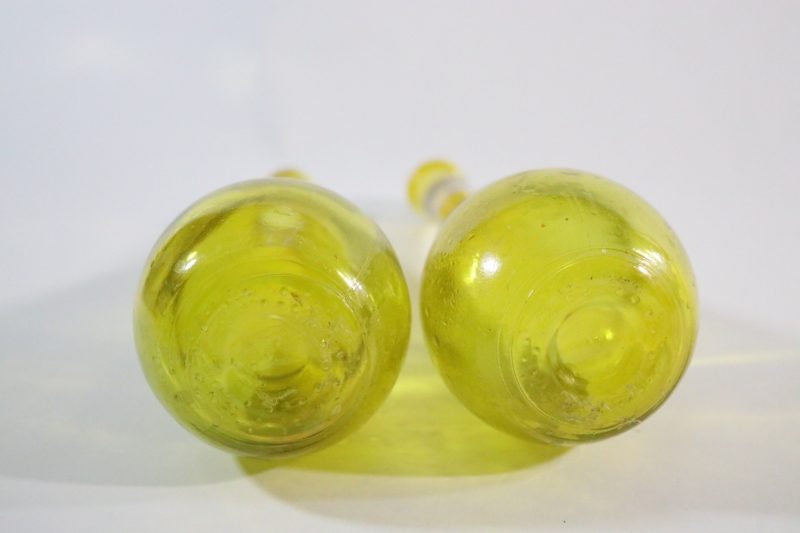 Två Eleganta Gula Glasvaser – Retro Charm för Ditt Hem