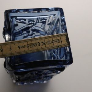 Elegant blå vas i reliefdesign – unik glasdekor för hemmet