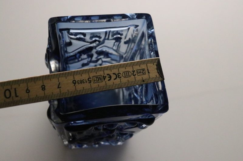 Elegant blå vas i reliefdesign – unik glasdekor för hemmet