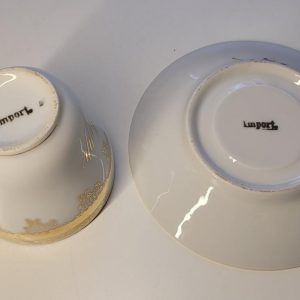 Kaffekopp med fat, guldfärgad