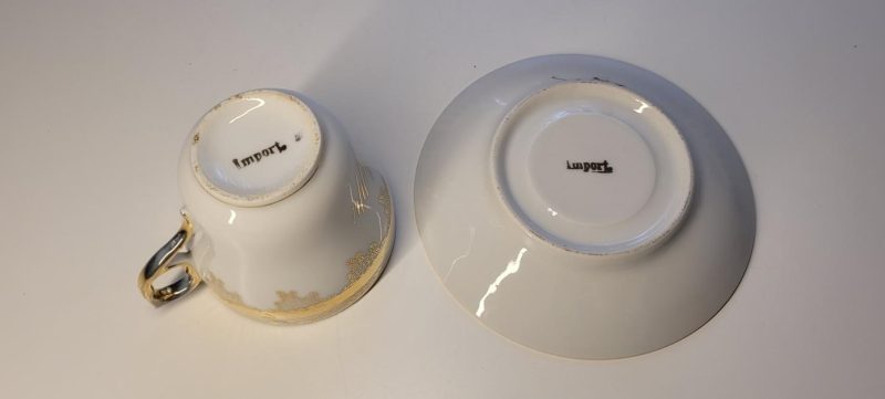 Kaffekopp med fat, guldfärgad