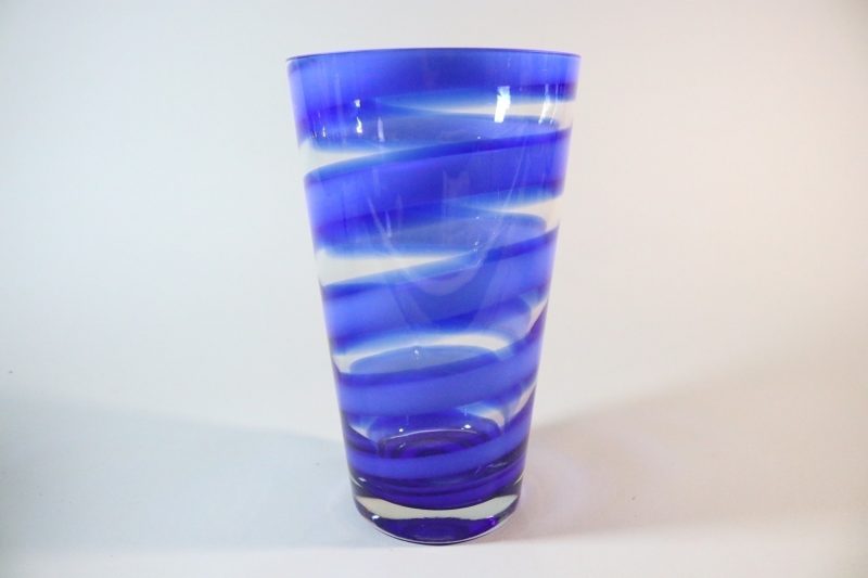 Stor glasvas, spiralmönster i blått
