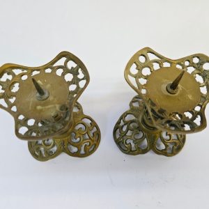 Eleganta Ljusstakar i Mässing – Klassisk och Ornamenterad Design