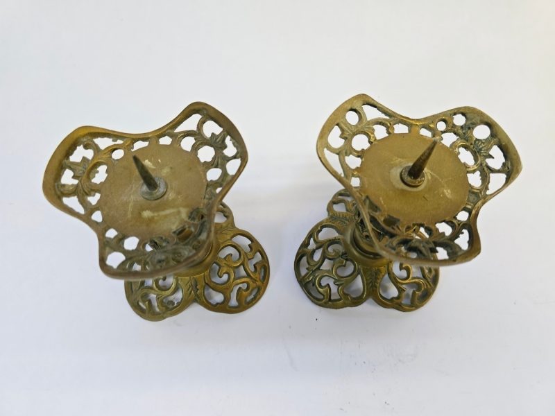 Eleganta Ljusstakar i Mässing – Klassisk och Ornamenterad Design