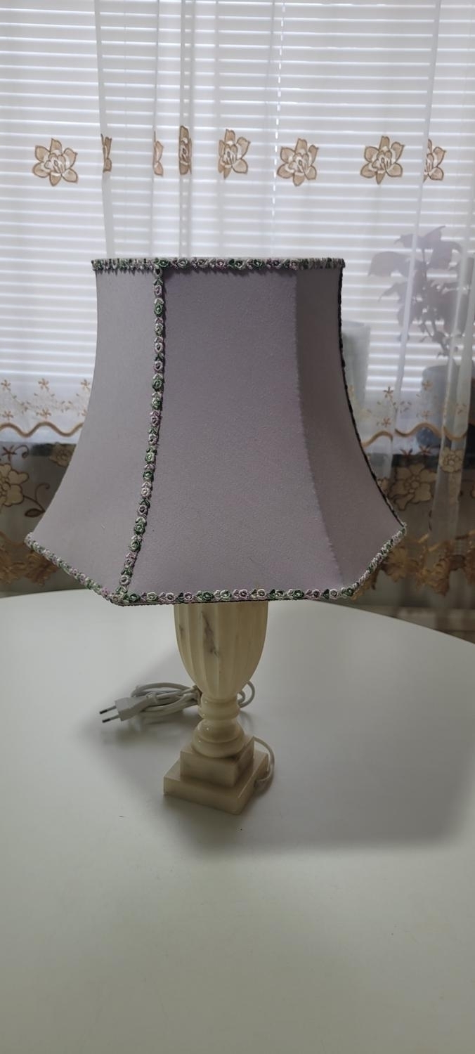 Bordslampa i alabaster med ljuslila skärm, Italien