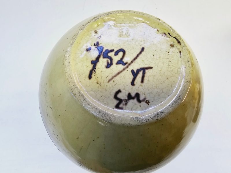 Vintage vas från Nittsjö – Ett tidlöst mästerverk med konstnärliga reliefer