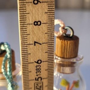 Miniaturfigurer i flaskor, trädårdsarbetare