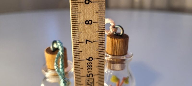 Miniaturfigurer i flaskor, trädårdsarbetare