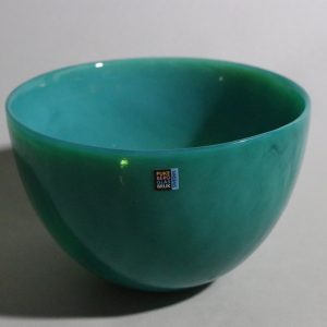 Skål i konstglas – Eva Englund, "Malakit", Pukeberg Glasbruk