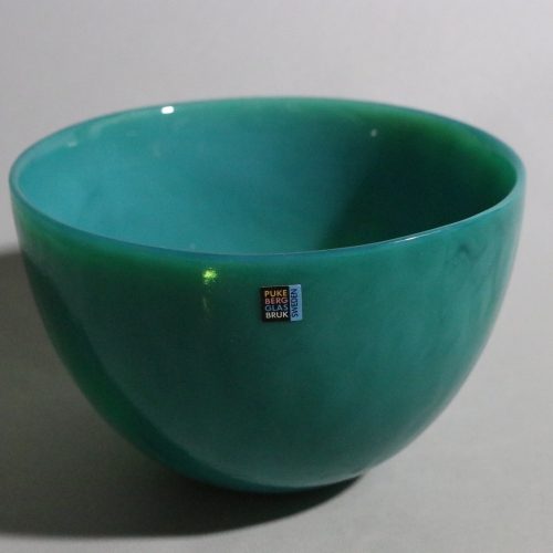 Skål i konstglas – Eva Englund, "Malakit", Pukeberg Glasbruk
