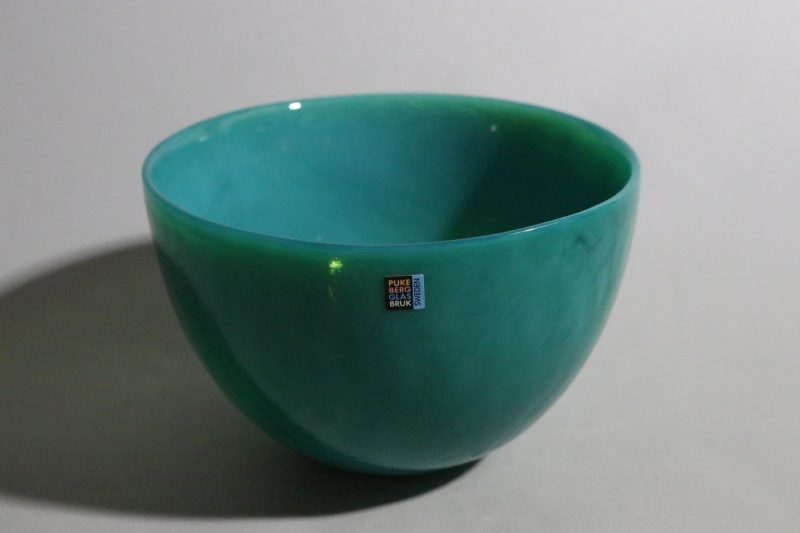 Skål i konstglas – Eva Englund, "Malakit", Pukeberg Glasbruk