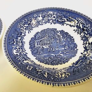 Set med 2 vintage-tallrikar från Enoch Wedgwood – "Avon Cottage"
