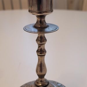 Ett snyggt par ljusstakar i metall