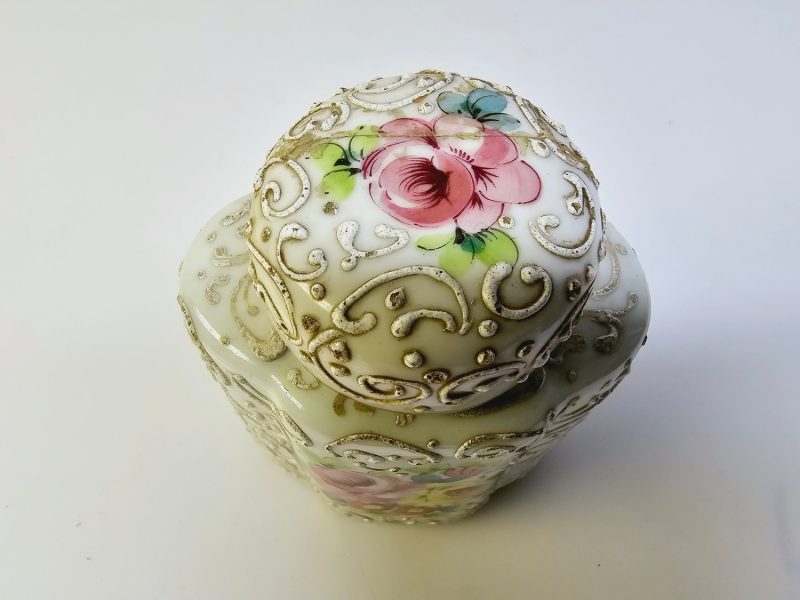 Elegant Fransk Porslinsburk med Handmålat Blommotiv