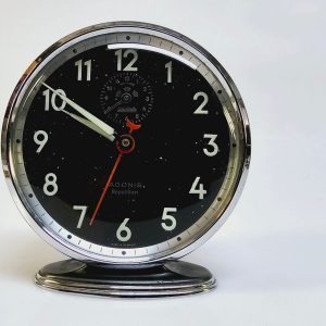 Vintage väckarklocka från Adonis – Retro stil och funktionalitet