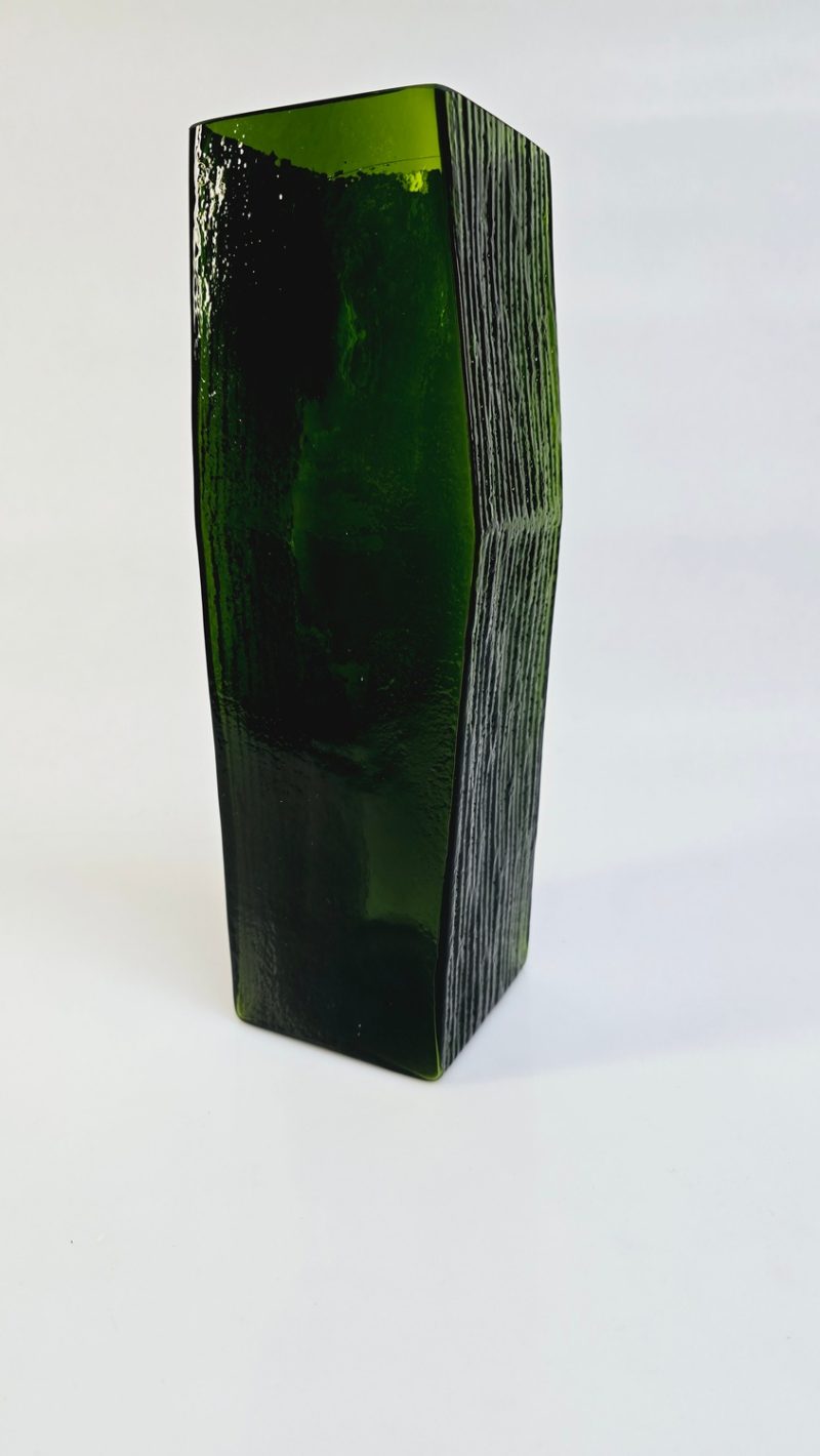Grön Retrovas i Glas – Stilren och Unik Design
