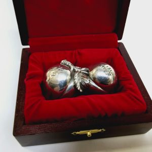 Exklusiv Tennskulptur från Royal Selangor – Två Persikor i Presentask