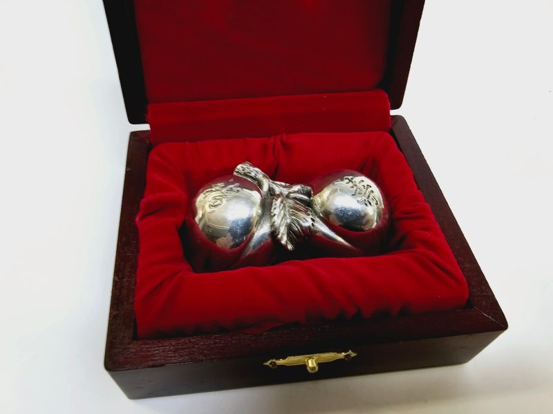Exklusiv Tennskulptur från Royal Selangor – Två Persikor i Presentask