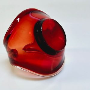 Rubinröd glasskål – Elegans och modern design i perfekt harmoni