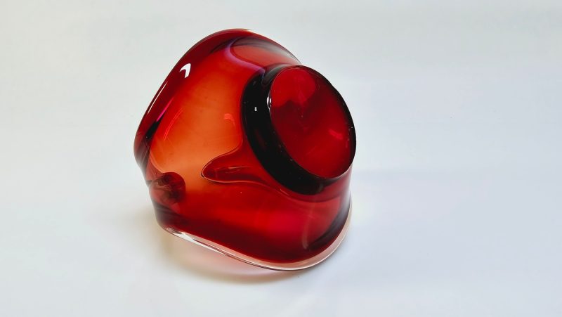 Rubinröd glasskål – Elegans och modern design i perfekt harmoni